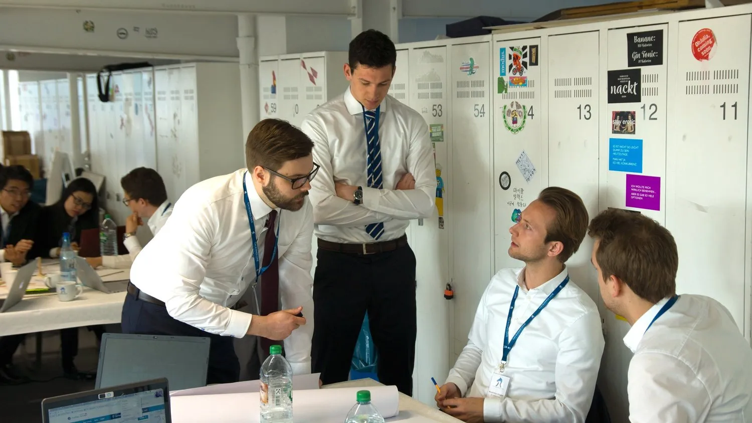 Teilnehmende besprechen beim Wettbewerb einen Case mit einem Partner