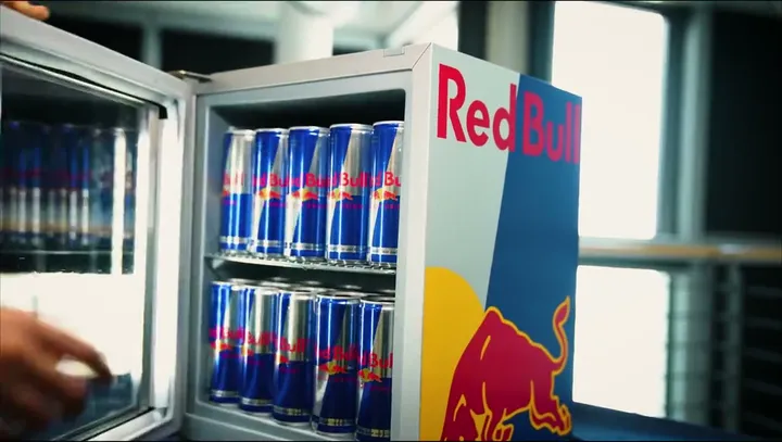 Eine Hand greift in einen vom Sponsor bestückten Kühlschrank beim Wettbewerb